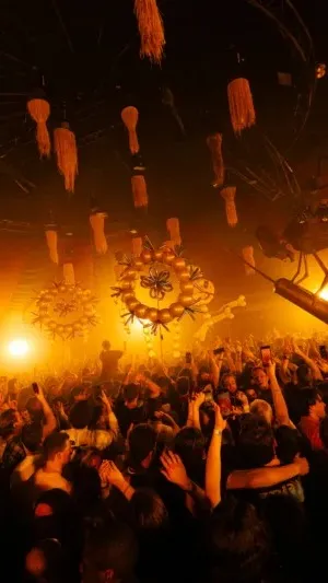ADE FRIDAY | Thuishaven