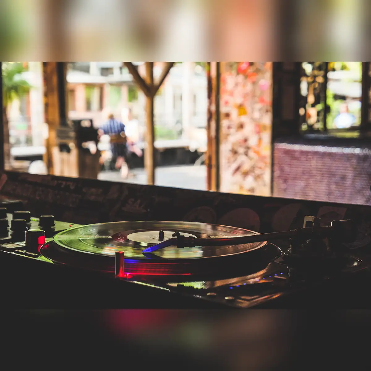We Play Vinyl - André Galluzzi