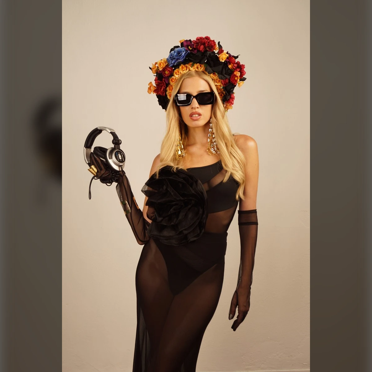 ALEXA | Η ΜΟΥΣΙΚΗ ΕΙΝΑΙ ΓΥΝΑΙΚΑ