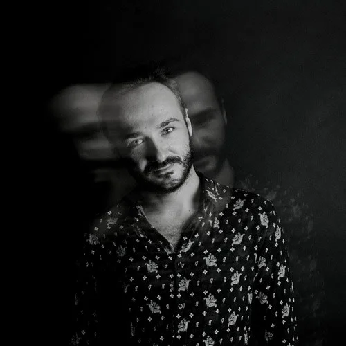 Casa Ata: Arthur Nozen, Singi, Mood Director, Roms