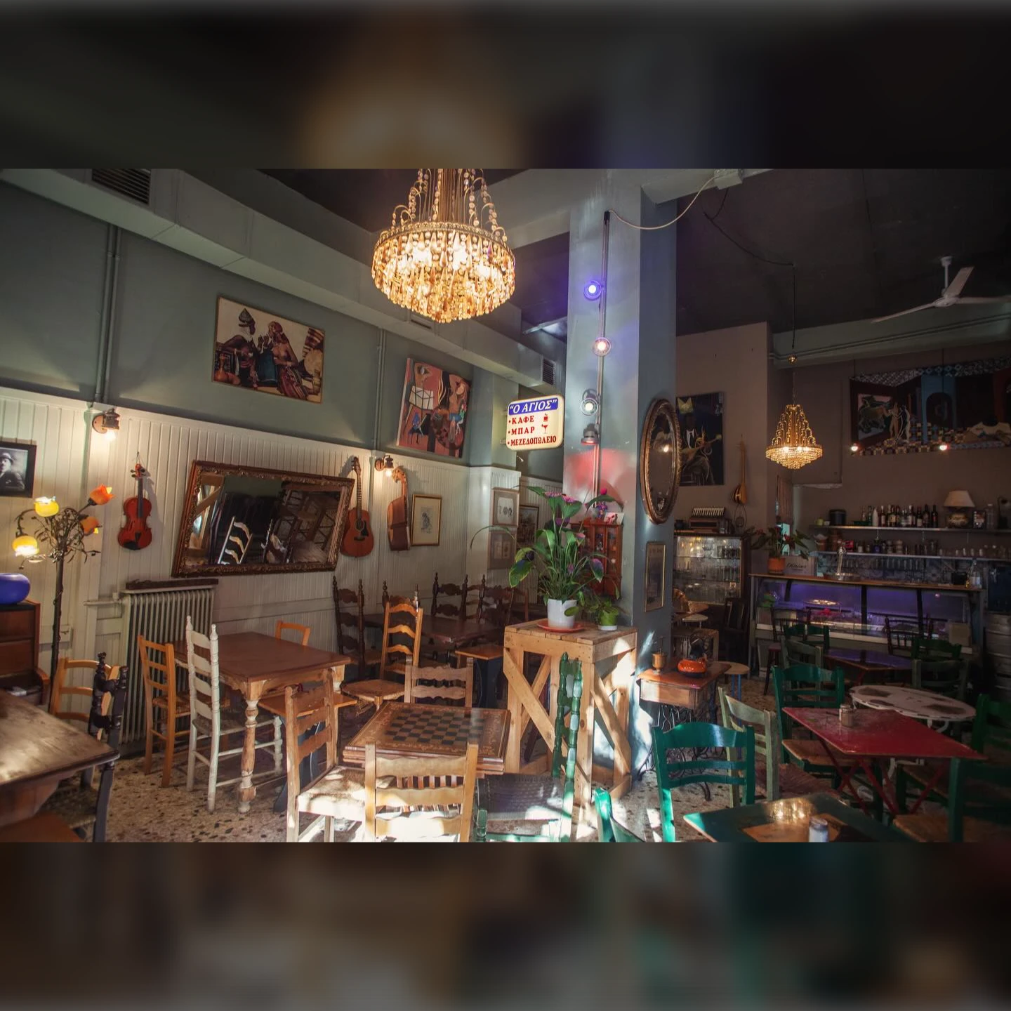 Paradosiako Kafeneio O Agios